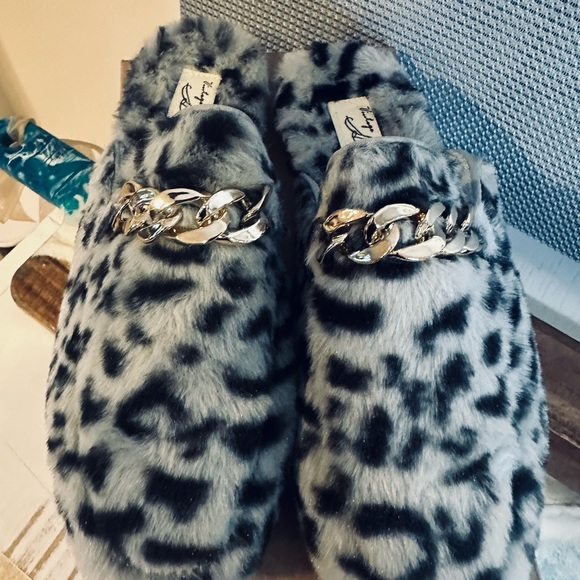 vintage havanas Shoes - Leopard Print Fuzzy Slippers with Chain Detail